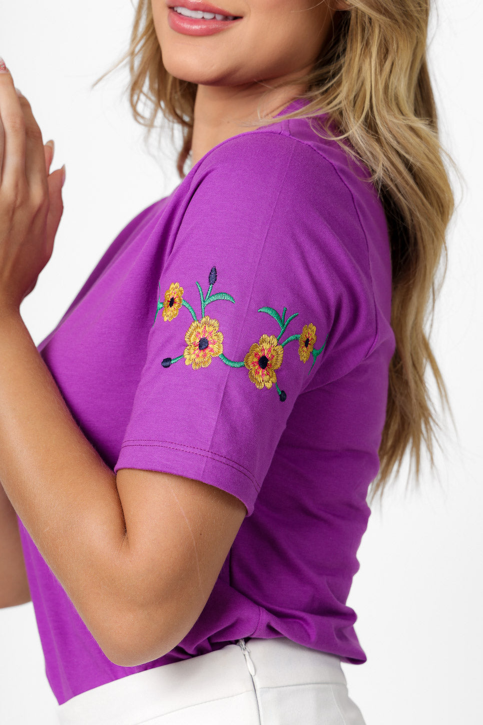 58437 - T-Shirt Embroidered Flowers on Sleeve in Colors