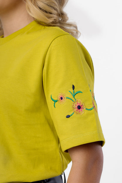 59137 - T-Shirt Embroidered Flowers on Sleeve in Colors