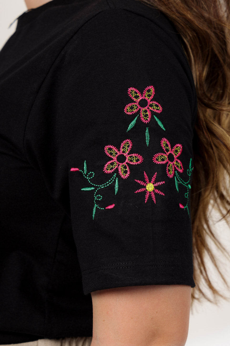 58507 - T-Shirt Embroidered Flowers on Sleeve