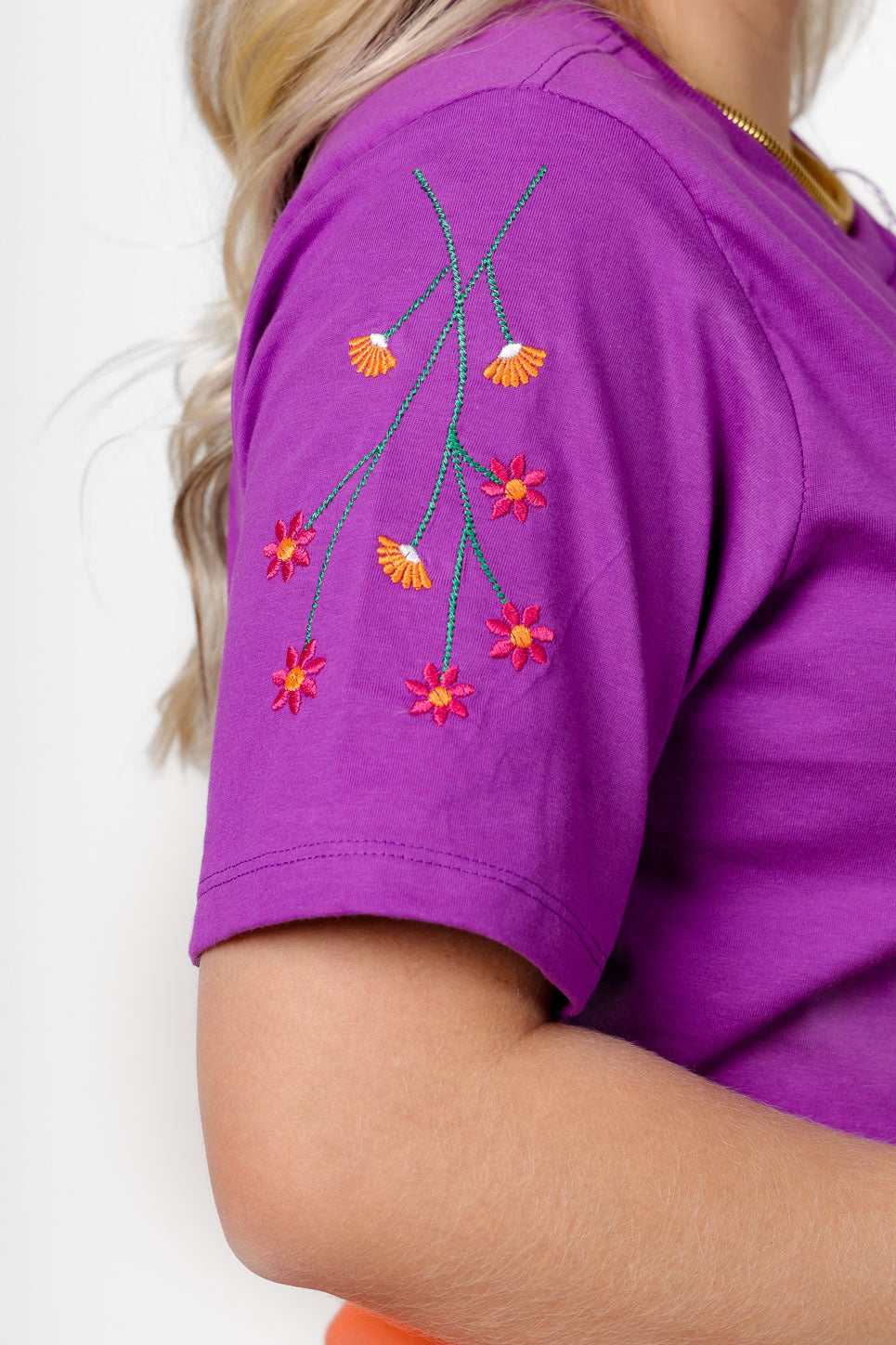 58641 - T-Shirt Embroidery On The Sleeve Colorful Flowers